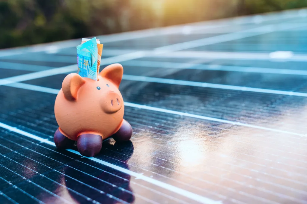 Piggybank habla sobre el concepto de paneles solares del dinero ahorrado mediante el uso de energía limpia