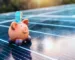 Piggybank habla sobre el concepto de paneles solares del dinero ahorrado mediante el uso de energía limpia